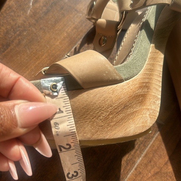 GUCCI Tan Calf Leather Ankle Strap Open Toe Platform Sandals, Size 40 - Picture 10 of 11